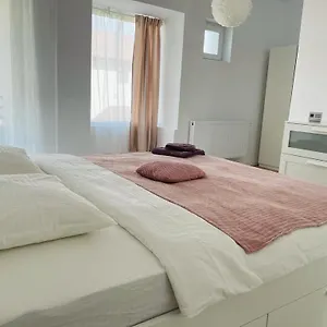De Lux In Cu Living Si 3 Dormitoare , Otopeni România